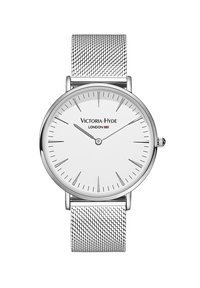 Reloj con correa de malla plateada y esfera blanca, marcadores de horas minimalistas y caja plateada. Presenta el logo de la marca y tiene una forma redonda clásica.
