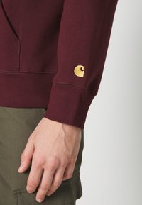 Carhartt WIP HOODED CHASE - Jersey con capucha - amarone/gold