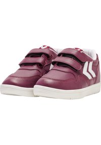 Rote Leder-Sneaker mit zwei schwarzen Klettverschlüssen, weißen Akzenten und einer weißen Sohle. Runde Zehenform und gepolsterter Knöchel für zusätzlichen Komfort.