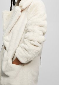 PULL&BEAR Krótki płaszcz