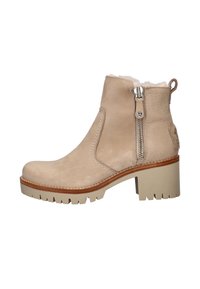Beige enkellaarzen van suede met een chunky hak, een zijrits en een nep-bonten voering; voorzien van een gestructureerde rubberen zool voor grip.
