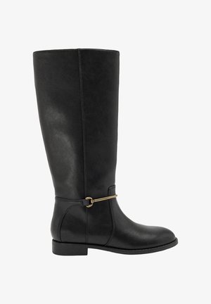 Czarny skórzany kozak sięgający do kolana z niskim obcasem i wąskim złotym paskiem wokół kostki, widok z boku na białym tle.