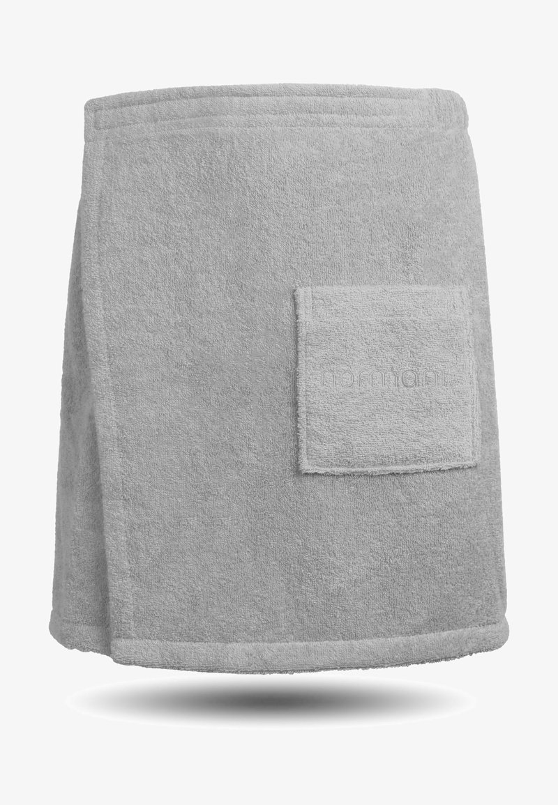 Grauer Handtuchumhang aus weichem Material mit einer aufgesetzten Tasche auf der Vorderseite und sauberen Kanten, geeignet für die Zeit nach dem Baden oder für den Einsatz im Spa.