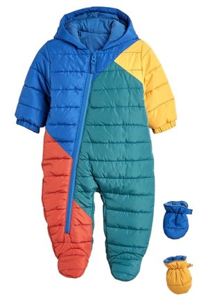 Combinaison de neige pour bébé rembourrée, avec des panneaux bleus, verts, jaunes et oranges. Comprend des moufles assorties. Fermeture éclair, capuche et texture matelassée.