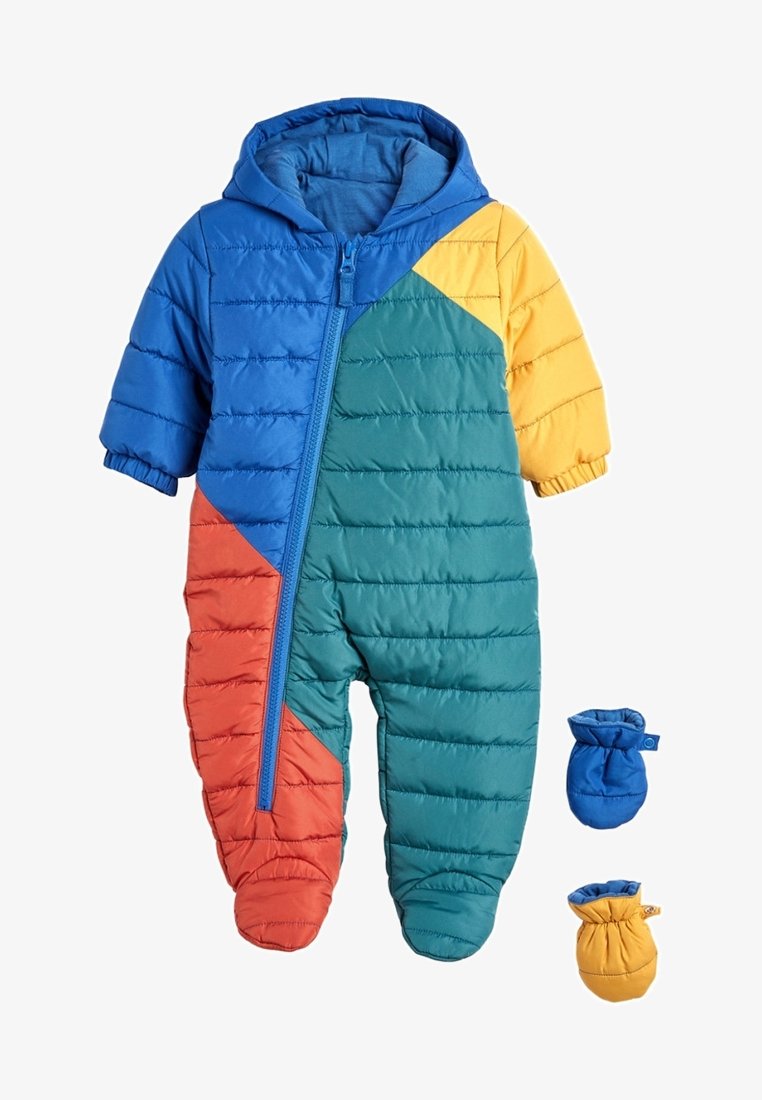 Combinaison de neige pour bébé rembourrée, avec des panneaux bleus, verts, jaunes et oranges. Comprend des moufles assorties. Fermeture éclair, capuche et texture matelassée.