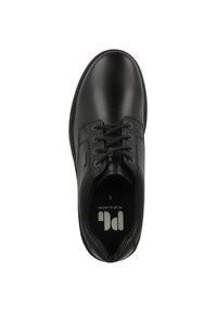 Chaussure en cuir noire au fini lisse, à bout rond, avec des coutures minimales et des lacets noirs. L'intérieur présente un logo sur la semelle. Taille 8.