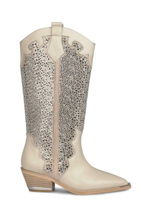 Beige Cowboy-Stiefel mit spitzem Schuhblatt, verziert mit silbernen Strasssteinen und gewelltem Detail an der Oberseite; gestapelter Holzabsatz.