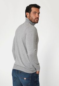 Guess ROLLKRAGEN - Jersey de punto - grigio
