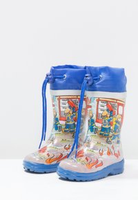 Brandweerman-thema rubberlaarzen hebben een transparant ontwerp met blauwe accenten, een trekkoord aan de bovenkant en een gestructureerde zool voor grip.