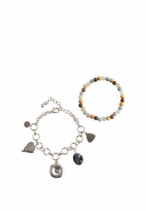 Silberner Charms-Armband mit Herz- und runden Anhängern sowie ein dehnbares Perlenarmband mit gemischten pastellfarbenen und braunen Rundperlen.