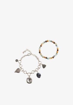 Silberner Charms-Armband mit Herz- und runden Anhängern sowie ein dehnbares Perlenarmband mit gemischten pastellfarbenen und braunen Rundperlen.