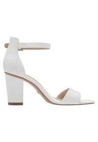 Sandalia de tacón alto de cuero blanco con una tira ancha en la parte delantera, tira de tobillo ajustable y tacón cuadrado. Textura suave y diseño minimalista.