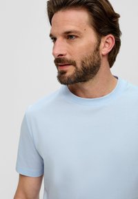 s.Oliver BLACK LABEL MIT CREW NECK - Jednoduché tričko - hellblau