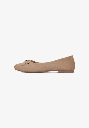 Beige Wildleder-Ballerinas mit abgerundeter Spitze und einer kleinen Schleife vorne. Flache, niedrige Sohle. Durchgehend glatte Textur.