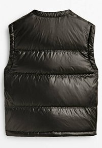 Veste sans manches matelassée noire brillante avec des coutures horizontales vue de dos sur fond blanc.