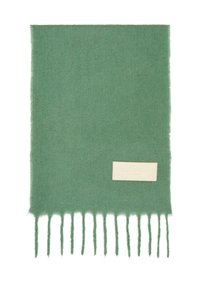 Écharpe en laine verte avec des bords frangés et une petite étiquette crème en bas. Le tissu a une apparence douce et texturée.
