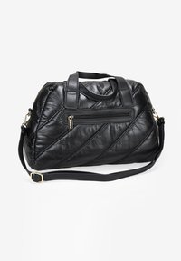 Bolso de mano de piel negra con diseño acolchado, que presenta costuras diagonales, dos asas de transporte y una correa de hombro desmontable.