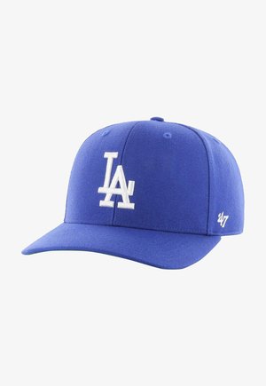 Blå caps med hvit "LA"-logo, flat skygge, strukturert design. Teksturen på stoffet er glatt med subtile sømdetaljer. Liten '47'-logo på siden.