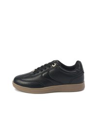 Mustad sneaker, mille tekstureeritud nahapinnaga, siledate aktsentidega ja pruuni kummitaldaga. Varustatud mustade paelte ja metallist silmadega.