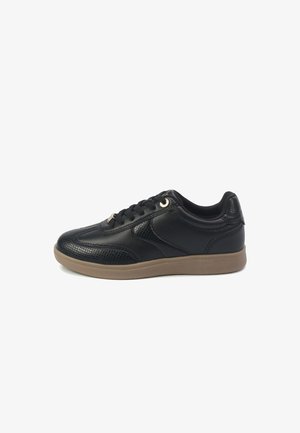 Zwarte sneaker met een bovenwerk van textuurleer, soepele accenten en een bruine rubberen zool. Voorzien van zwarte veters en metallic ogen.