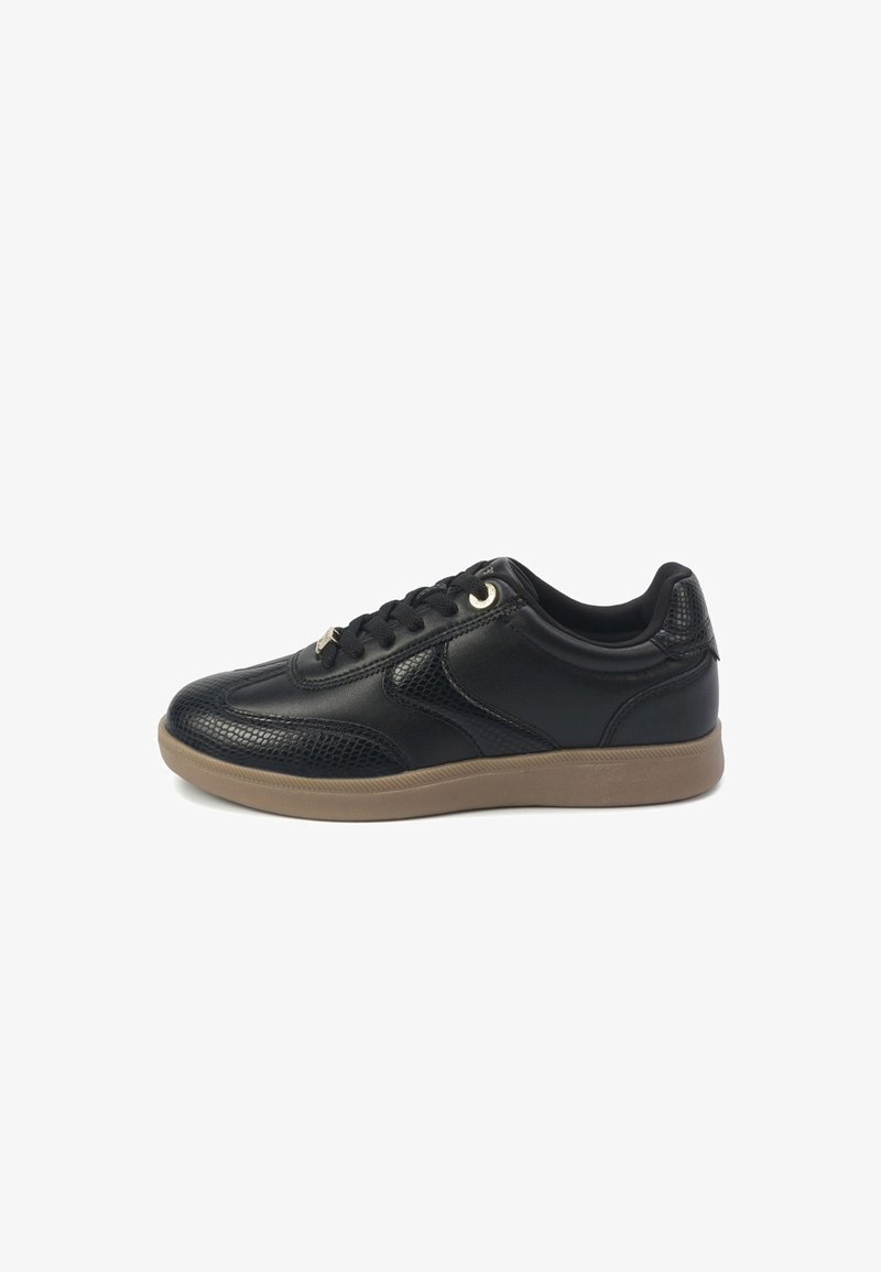 Mustad sneaker, mille tekstureeritud nahapinnaga, siledate aktsentidega ja pruuni kummitaldaga. Varustatud mustade paelte ja metallist silmadega.