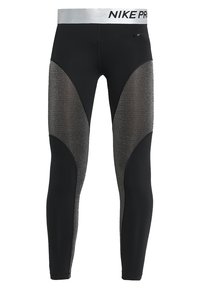 Leggings nere con una vita Nike Pro argentata, caratterizzati da pannelli in tessuto a rete testurizzato in un motivo a onda lungo le cosce per una migliore traspirabilità.