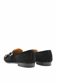 Scarpe in suede nere con profilo basso e punta tonda, dotate di doppi dettagli in fibbia argentata e superficie testurizzata. Fodera interna liscia.