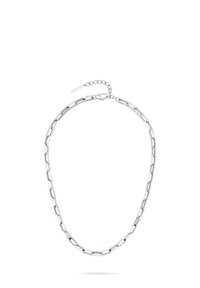Zilveren ketting met verlengde, rechthoekige schakels met een gepolijste afwerking en kleine zwarte accenten, bevestigd met een karabijnsluiting en een verlengkettinkje.