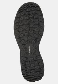 Suela de zapato de goma negra que presenta un patrón de relieve texturizado y geométrico con tachuelas triangulares y el nombre de la marca "Lowa" en relieve.