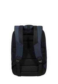 Zaino navy con schienale imbottito in rete, spallacci regolabili e maniglia superiore. Presenta una chiusura a zip e cuciture rinforzate per la durata.