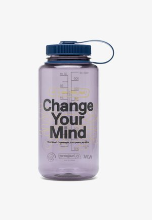 Bottiglia d'acqua in plastica viola con un tappo blu a vite, caratterizzata da un bold testo nero "Cambia la tua Mente" e un design con contorno giallo.