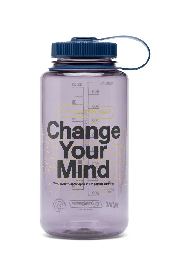 Vijolična plastična steklenica za vodo z modrim vijakom, ki ima izrazit črn napis "Spremeni svoj um" in zasnovo z rumenim obrobo.