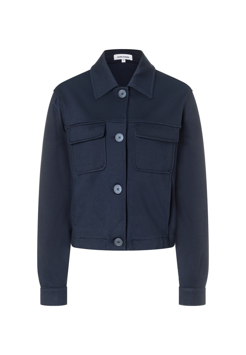 Marineblauwe cropped jas met een puntkraag, sluiting met knopen aan de voorkant en twee borstzakken. Gemaakt van soepel materiaal met een nette afwerking.