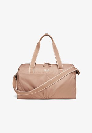 Sac polochon en tissu doux rose clair avec deux petites poignées, une longue bandoulière réglable, une poche zippée à l'avant, et le logo Under Armour.