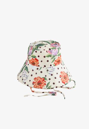 Witte bucket hat met rode en paarse bloemmotieven, zwarte polkadots en verstelbare kinbandjes.
