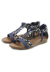 Blaue und blumengemusterte Sandalen verfügen über ein T-Riemen-Design mit Ausschnitten, einer gepolsterten Fußbett und einem niedrigen Keilabsatz.