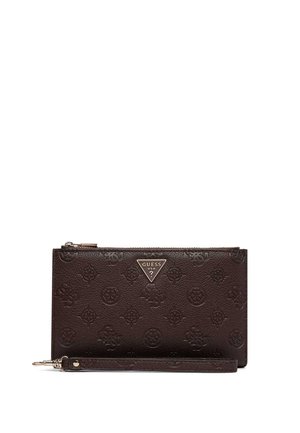 Bracelet Guess marron foncé avec motifs de logo en relief, un emblème métallique triangulaire Guess USA et une lanière amovible avec une fermeture métallique.