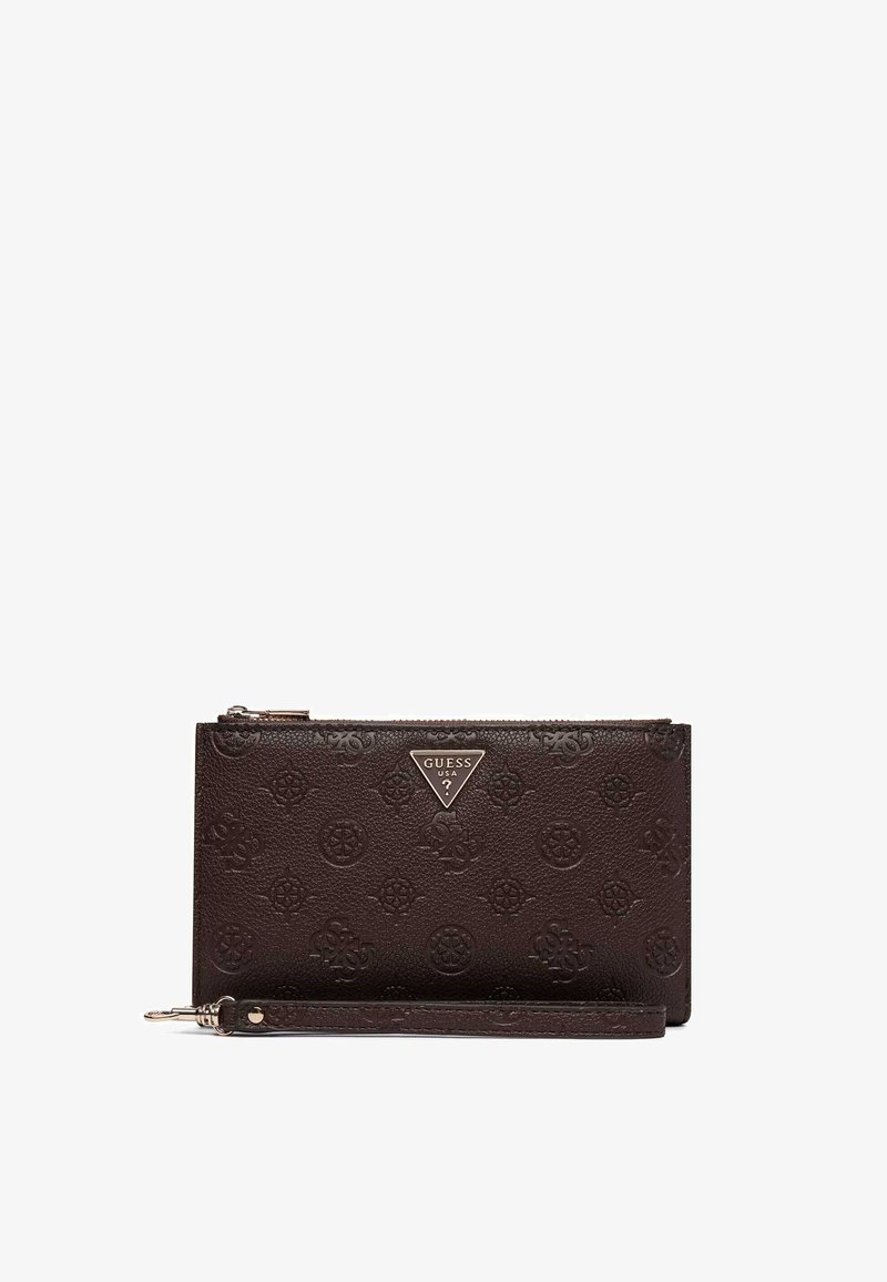 Bracelet Guess marron foncé avec motifs de logo en relief, un emblème métallique triangulaire Guess USA et une lanière amovible avec une fermeture métallique.