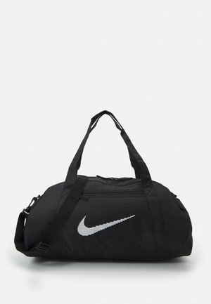 Mala de desporto preta com acabamento em tecido suave. Apresenta um logótipo da Nike refletivo em destaque e alças curtas, além de uma correia de ombro ajustável.