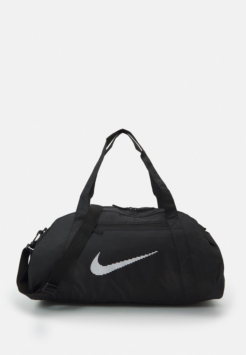 Svart duffelbag med en glatt tekstur. Har en fremtredende refleksiv Nike-logo og korte håndtak, med en justerbar skulderreim.