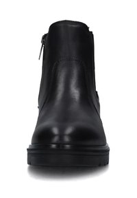 Stivali alla caviglia in pelle nera con una texture liscia, zip laterale e punta arrotondata. Suola in gomma robusta per una buona aderenza. Design semplice con accenti minimi.