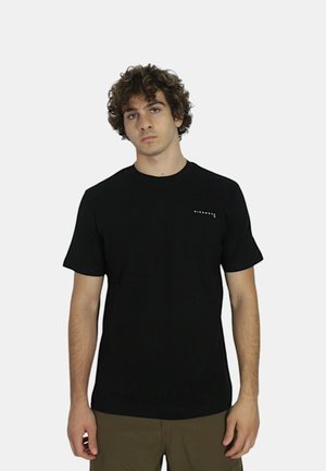 T-shirt nera a maniche corte in cotone con un piccolo logo bianco sul lato sinistro del petto. Taglio semplice e classico con scollo rotondo.
