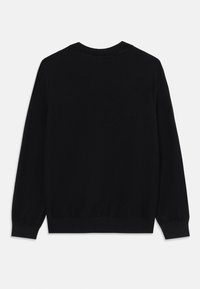 Maglione nero lavorato a maglia con scollo rotondo, polsini e orlo a coste, e una texture liscia, mostrato da dietro. Nessun motivo o accento visibile.