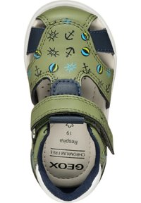 Zielone skórzane sandały z niebieskimi akcentami, z morskimi wzorami w kotwice i słońca. Pasek na rzepy do łatwej regulacji, lekkie wykonanie.