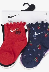 Έξι ζευγάρια ελαφριάς κάλτσας. Τα χρώματα περιλαμβάνουν κόκκινο με σχέδιο κερασιού, μπλε σκούρο με μοτίβο κερασιού και μαύρο. Μαλακό πλεκτό με βολάν στο τελείωμα.