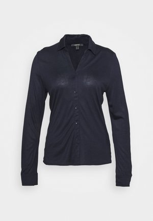 Laivastonsininen pitkähihaisen napillisen kauluspaita, jossa on sileä pinta ja jätetty istuvuus, valmistettu kevyestä kankaasta.