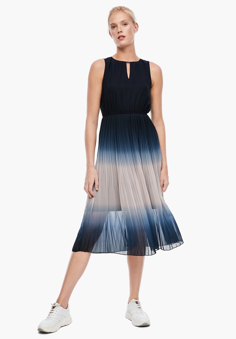 Qs By S Oliver Mit Plissee Rock Freizeitkleid Blue Tie Dye Dunkelblau Zalando De 