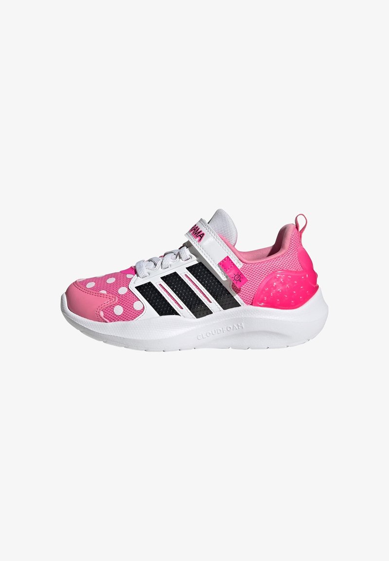 Chaussure de sport rose avec accents blancs et noirs, motif à points sur le bout, dessus en mesh, col rembourré, et semelle en caoutchouc.