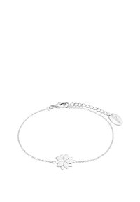 Bracciale in argento con un ciondolo floreale, caratterizzato da una delicata catena e un gancio. Il ciondolo presenta petali sovrapposti, una texture liscia e un'etichetta incisa.