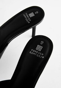 Next FOREVER COMFORT- REGULAR FIT - Kontsaga tagant lahtised kingad - black